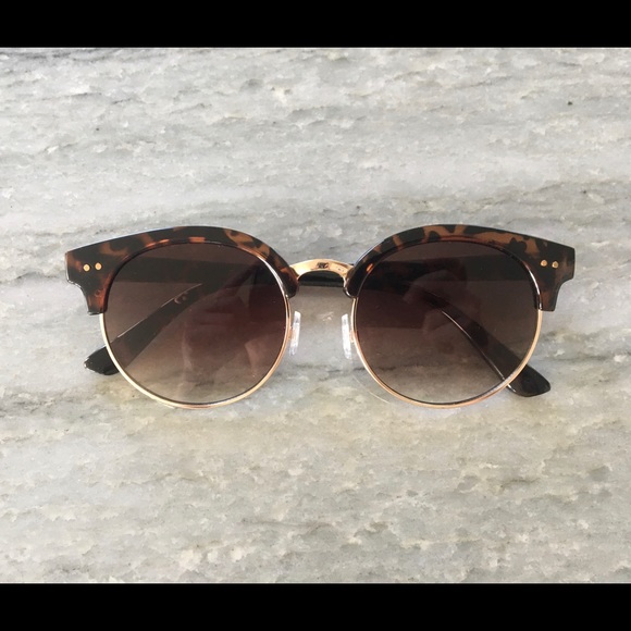 Urban Outfitters Accessories - Tortoise Sunglasses